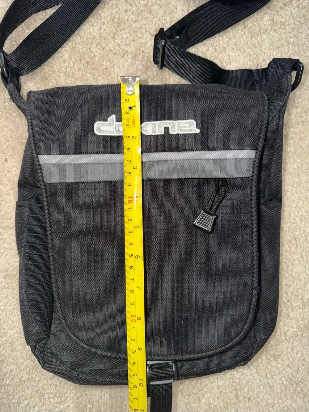 Dakine Black Gray Adjustable Crossbody Shoulder Messenger Bag Pockets Buckle